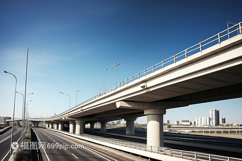 城市脊梁与生活美学 高架桥与化妆品的奇妙交响